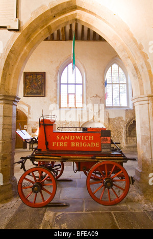 Ancienne pompe à incendie à cheval à St Peters Church Sandwich Kent Banque D'Images