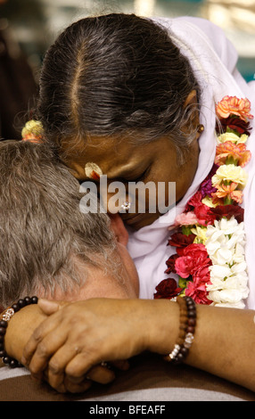 France Cergy-Pontoise Amma Mata Amritanandamayi serrant un dévot Banque D'Images