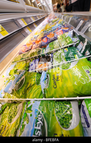 Les congélateurs avec des légumes surgelés au supermarché Morrisons magasin au Royaume-Uni. Banque D'Images