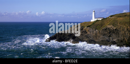 Stencking Cove et le phare de Trevose Head sur la côte nord de Cornwall près de Padstow, Cornouailles, Angleterre. Banque D'Images