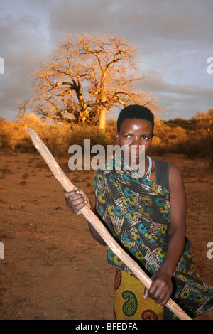 Femme de la tribu Hadza se distingue par la collecte Stick, pris près de Yaeda Chini, Tanzanie Banque D'Images
