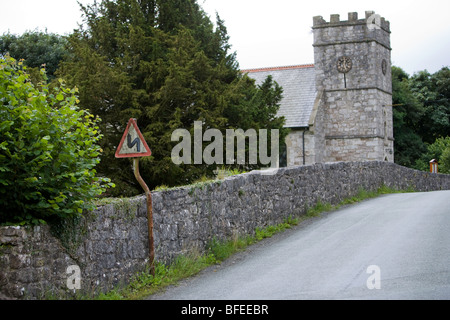 Double première église nead virage à gauche panneau routier. Crooked sign on post de travers. Pen-y-Dyffryn. Le Pays de Galles. United Kingdom. Banque D'Images