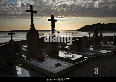 Cimetière marin à Saint Michel-en-Grève, Côte d'Armor, Bretagne, France Banque D'Images