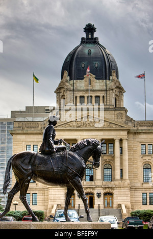 Statue de la reine Elizabeth II et l'Édifice de l'Assemblée législative de Regina, Saskatchewan, Canada Banque D'Images