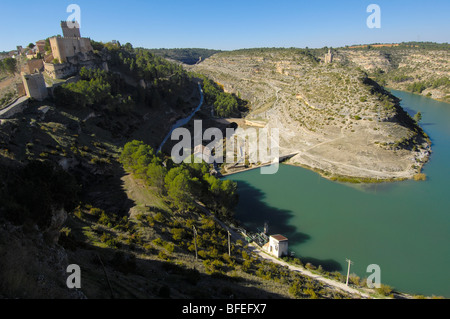 Jucar River, marques de Villena château (aujourd'hui Parador Nacional, un hôtel géré par l'état) , Alarcon. La province de Cuenca, en Castille-La Manche, Banque D'Images