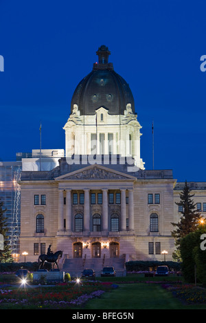 Édifice de l'Assemblée législative et les jardins de la reine Elizabeth II au crépuscule à Regina, Saskatchewan, Canada Banque D'Images