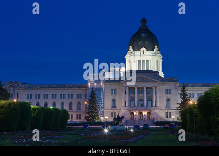 Édifice de l'Assemblée législative et les jardins de la reine Elizabeth II au crépuscule à Regina, Saskatchewan, Canada Banque D'Images