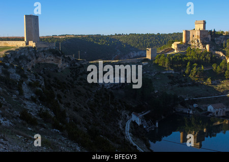 Jucar River, marques de Villena château (aujourd'hui Parador Nacional, un hôtel géré par l'état) , Alarcon. La province de Cuenca, en Castille-La Manche, Banque D'Images