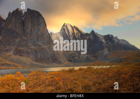 Coucher de soleil sur le mont Monolith, diviser Lake, Tombstone, Yukon, Canada Banque D'Images