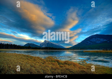 Coucher Soleil nuages sur le mont Rundle et les lacs Vermillion, Banff, Alberta, Canada Banque D'Images