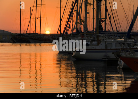 Yachts dans D Marin Turgutreis Marina au cours de soleil, heure d'or, péninsule de Bodrum, côte de la mer Egée, la Turquie. Banque D'Images