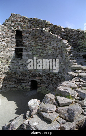 Dun Carloway (en gaélique écossais Dùn Chàrlabhaigh) broch à Carloway, sur la côte ouest de l'île de Lewis en Ecosse Banque D'Images