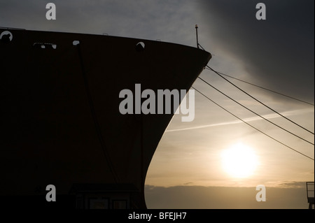 Bow navire dans le port de Vancouver au coucher du soleil Banque D'Images