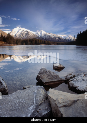 Le lac Johnson et la chaîne Fairholme, Banff National Park, Alberta, Canada Banque D'Images