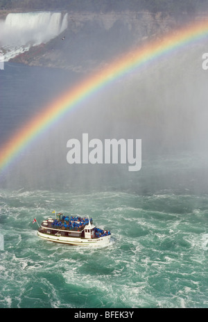 Maid of the Mist" au pied des chutes canadiennes avec les chutes américaines dans l'arrière-plan, Niagara Falls, Canada Banque D'Images