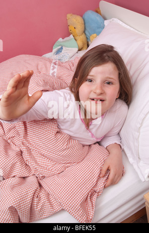 Jeune fille se réveille dans la nuit. Banque D'Images