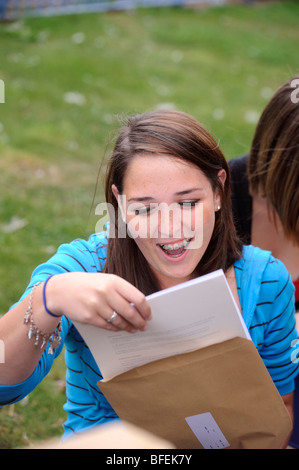 Les résultats de l'examen jour pour tout étudiant de Lewes, East Sussex. Un jeune étudiant excité à ses résultats. Banque D'Images