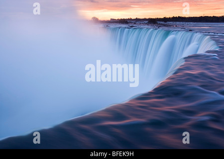 Horseshoe Falls au coucher du soleil du point de vue de Table Rock, Niagara Falls, Ontario Banque D'Images