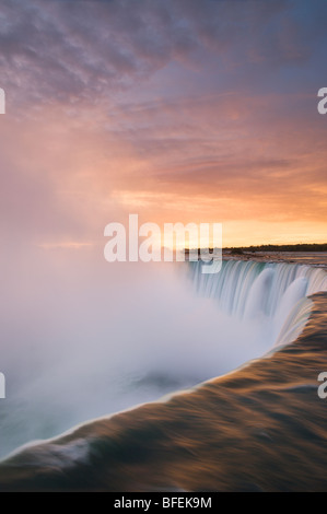 Horseshoe Falls au coucher du soleil du point de vue de Table Rock, Niagara Falls, Ontario Banque D'Images