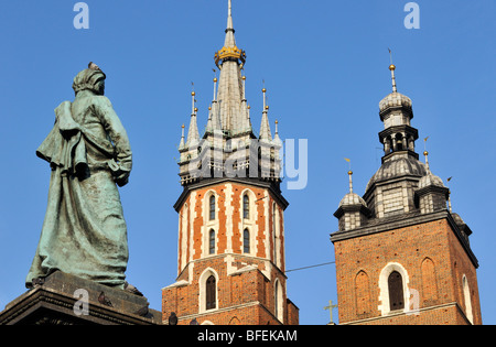 Tours de la Basilique Sainte-Marie (Kosciol Mariacki) et Adam Mickiewicz Monument à la place du marché principale de Cracovie, Cracovie (Pologne), Banque D'Images
