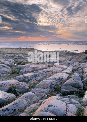 Coucher de soleil sur Bird Cove, baie d'Hudson, Churchhill, Manitoba, Canada Banque D'Images