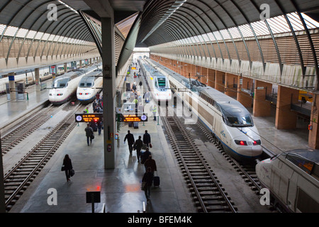 Les trains à grande vitesse AVE Renfe à Santa Justa de Séville Espagne Banque D'Images