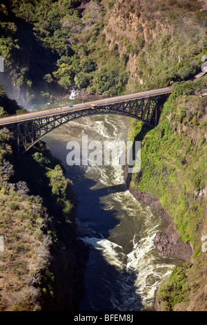 Vue aérienne du pont sur le fleuve Zambèze à la frontière près de la Zambie le Zimbabwe - Victoria Falls Banque D'Images