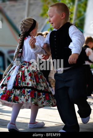 Les jeunes enfants Svab en vêtements traditionnels à danser à la fête des vendanges , Hajos (Haj s) Hongrie Banque D'Images