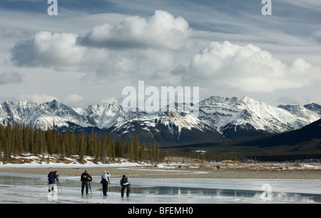 Tir les photographes le long de la rivière Saskatchewan Nord dans le Kootenay Plains, Alberta, Canada Banque D'Images