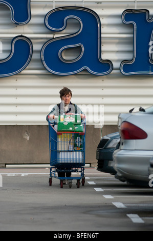 English booze cruiser fait retour à la voiture avec chariot de vin Banque D'Images