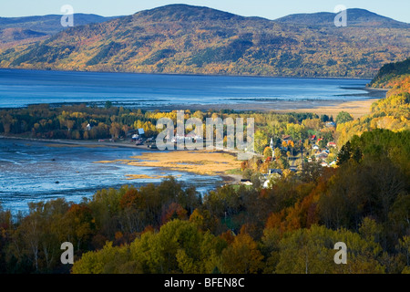 Village de Saint-Joseph-de-la-Rive à l'automne, les montagnes du Massif de Charlevoix, fleuve Saint-Laurent, Charlevoix, Québec, Canada Banque D'Images