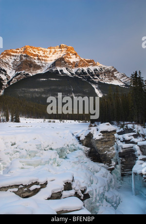 Les chutes Athabasca et le mont Kerkeslin, Jasper National Park, Alberta, Canada Banque D'Images