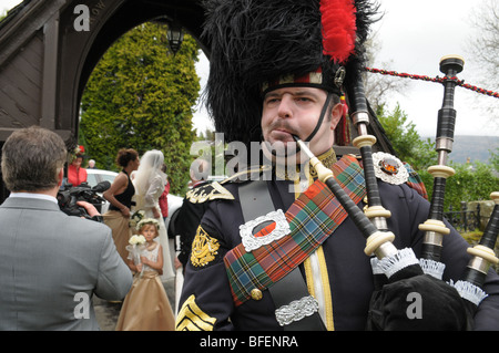 Piper écossais jouer de la cornemuse à un mariage en Ecosse. Banque D'Images