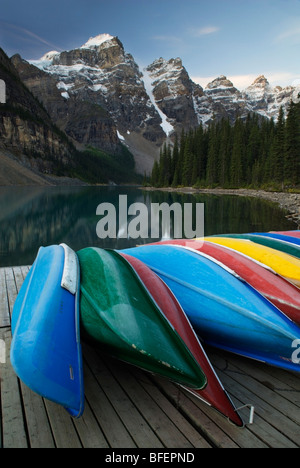 Canoës, La vallée des Dix-Pics, gamme Wenkchemna, lac Moraine, Banff National Park, Alberta, Canada Banque D'Images