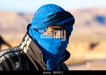 Jeune homme près de Ksar Ait Benhaddou au Maroc Banque D'Images