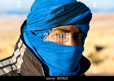 Jeune homme près de Ksar Ait Benhaddou au Maroc Banque D'Images