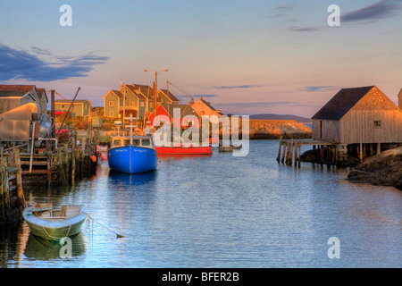 Coucher de soleil sur le village de pêcheurs, Peggy's Cove, Nova Scotia, Canada Banque D'Images