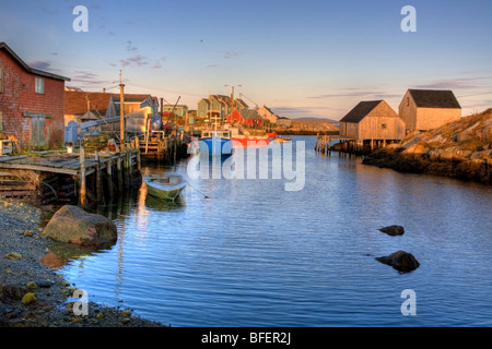 Coucher de soleil sur le village de pêcheurs, Peggy's Cove, Nova Scotia, Canada Banque D'Images