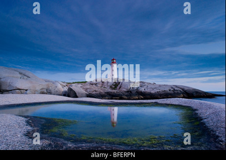 Leuchtturm reflète dans tide pool, Peggy's Cove, Nova Scotia, Canada Banque D'Images