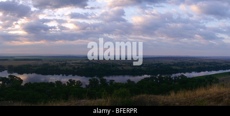 Coucher du soleil au-dessus de la rivière Donets. La Russie. Banque D'Images