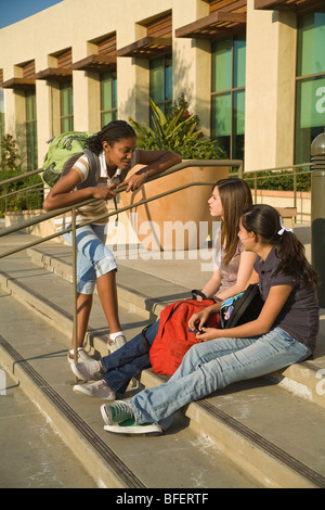 Hispaniques et Afro-américaines, Caucasian Junior High age 12-15 ans ans filles bénéficiant d'un l'autre après l'école. La Californie. M. © Myrleen Pearson Banque D'Images