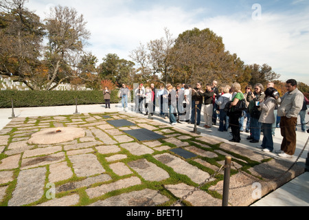 Les touristes sur la tombe du président John F. Kennedy et Jacqueline Kennedy Onassis, le cimetière d'Arlington, Washington DC USA Banque D'Images
