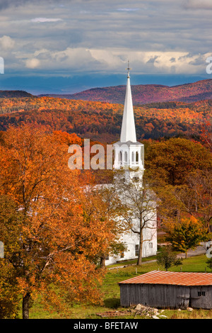 Vue d'automne de l'Église congrégationaliste à Peacham Vermont USA Banque D'Images