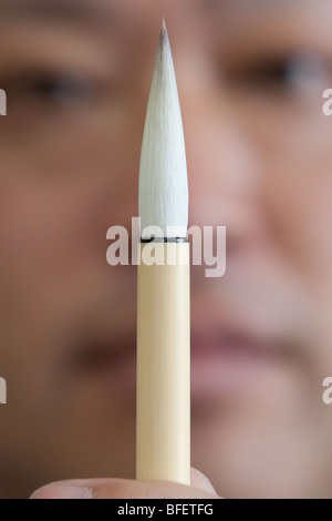 Yoshimitsu Sugiura, un pinceau de calligraphie bouilloire, dans son atelier à Toyohashi, Japon, lundi 18 mai 2009. Banque D'Images