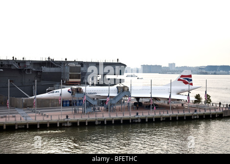 Vue de l'ancien British Airways Concorde supersonique affiché à côté de l'Intrepid Museum sur le front de mer de la ville de New York Banque D'Images