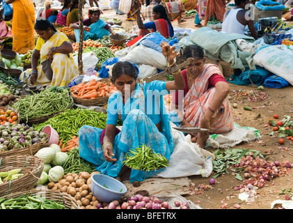 Rue de légumes du marché indien à Puttaparthi, Andhra Pradesh, Inde Banque D'Images