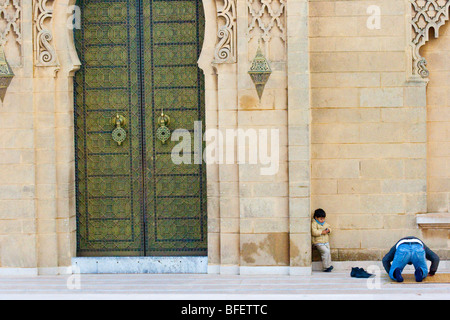 Homme priant au Mausolée de Mohammed V, Rabat, Maroc Banque D'Images