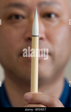 Yoshimitsu Sugiura, un pinceau de calligraphie bouilloire, dans son atelier à Toyohashi, Japon, lundi 18 mai 2009. Banque D'Images