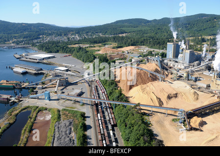 Photo aérienne de l'usine de papier de Catalyst, Crofton, île de Vancouver, Colombie-Britannique, Canada. Banque D'Images