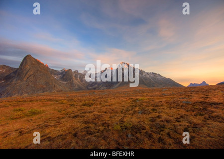 Alpenglow sur le mont Monolith, Yukon. L'automne dans la vallée de Tombstone, le parc territorial Tombstone, Yukon. Banque D'Images